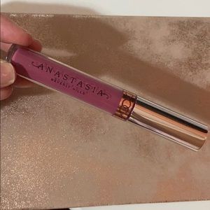 Anastasia ABH Liquid Lipstick in shade Catnip